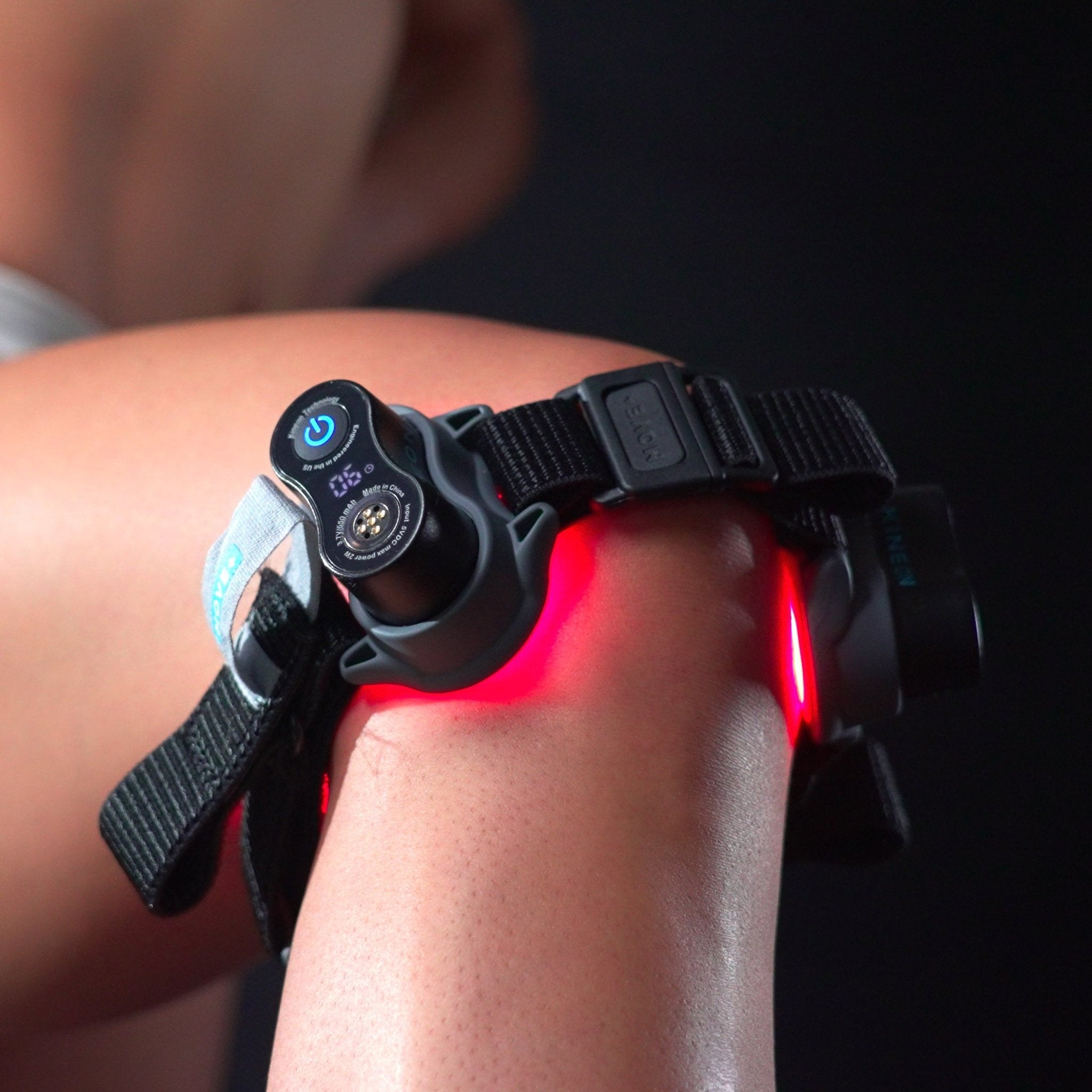 Person using the Kineon MOVE+ red and near-infrared light modules around the knee